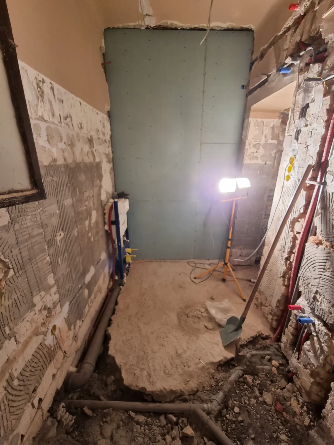 Salle de bains mise à nu après la dépose des installations existantes