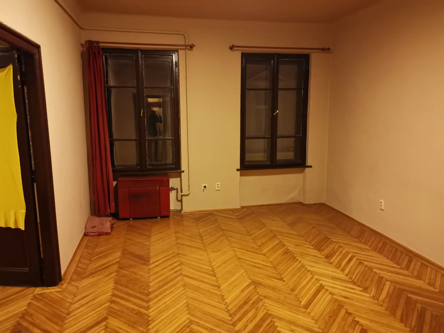Chambre avant rénovation avec parquet ancien