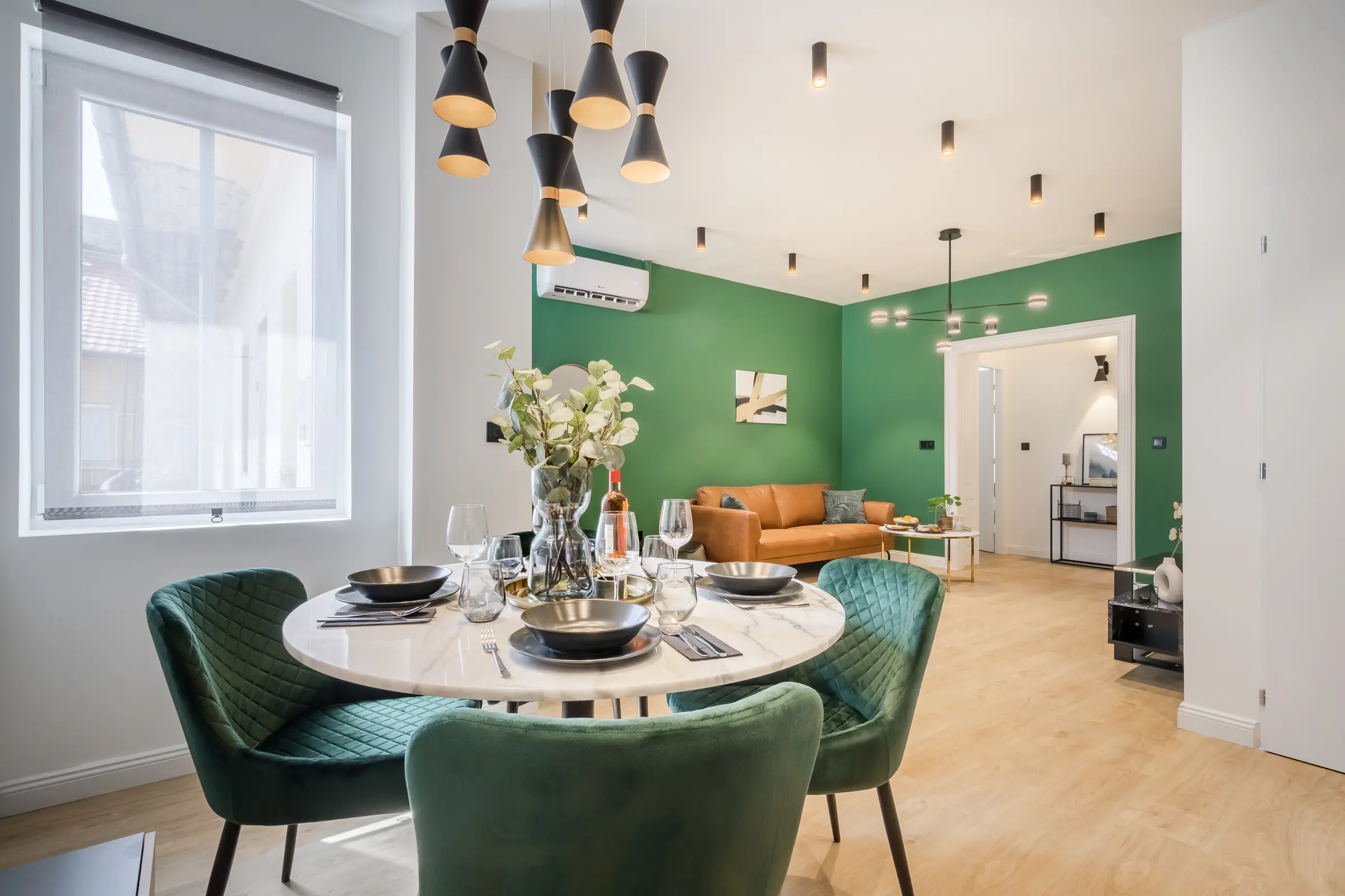 Vue livrée du séjour et de la salle à manger d’un appartement rénové à Budapest