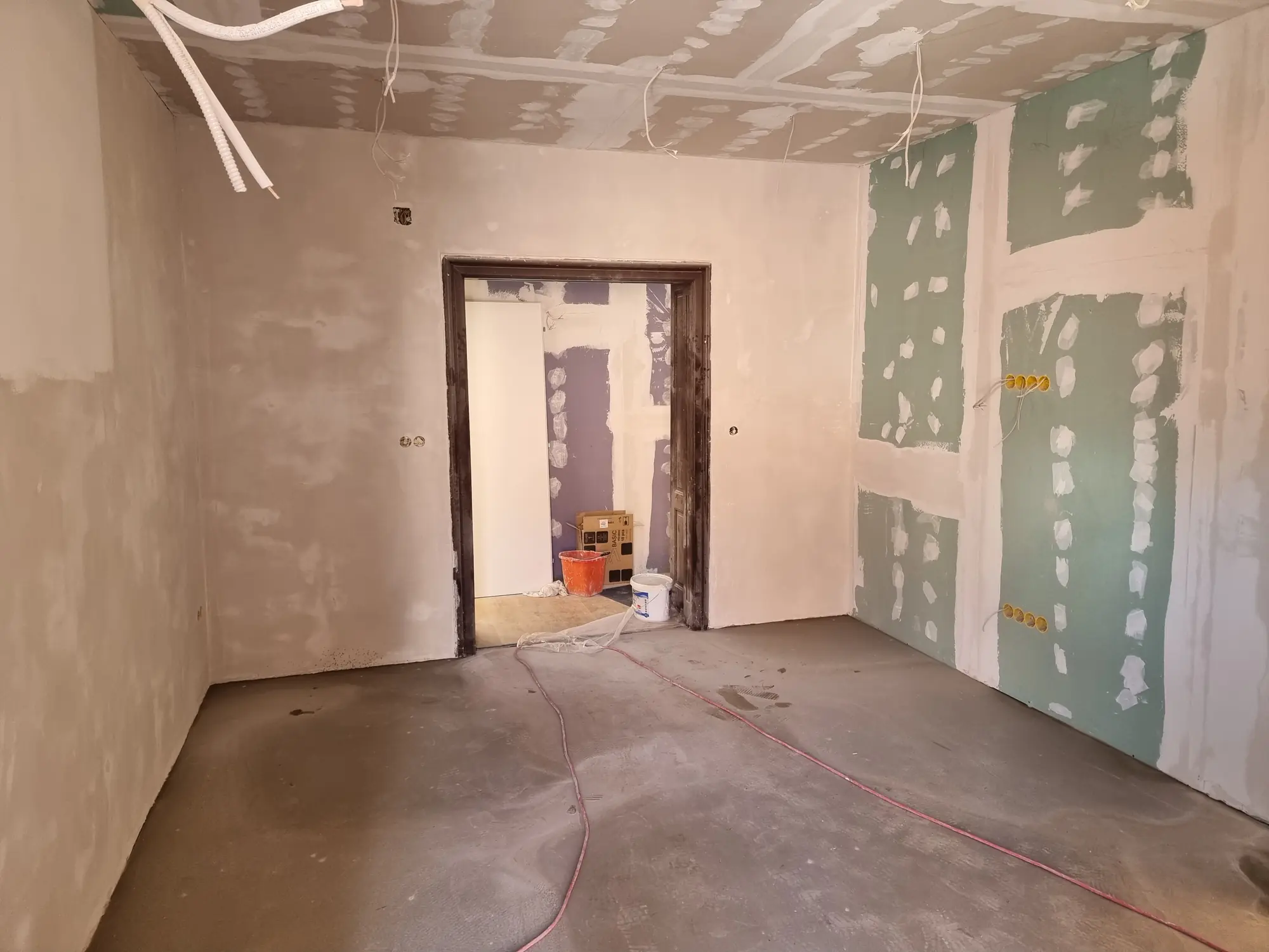 Même séjour pendant les travaux, doublages et câblage encore visibles