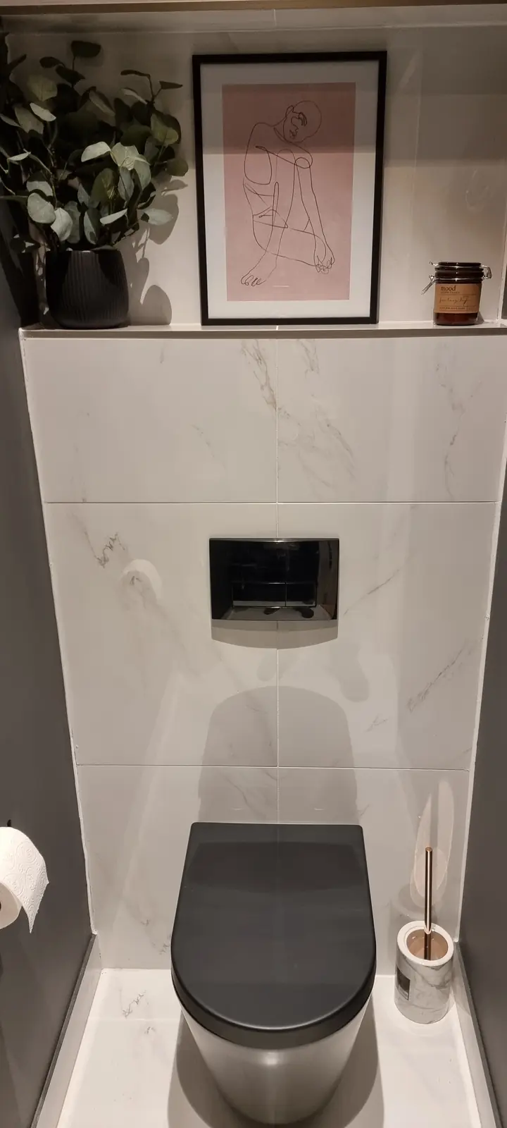 WC suspendu livré avec carrelage clair